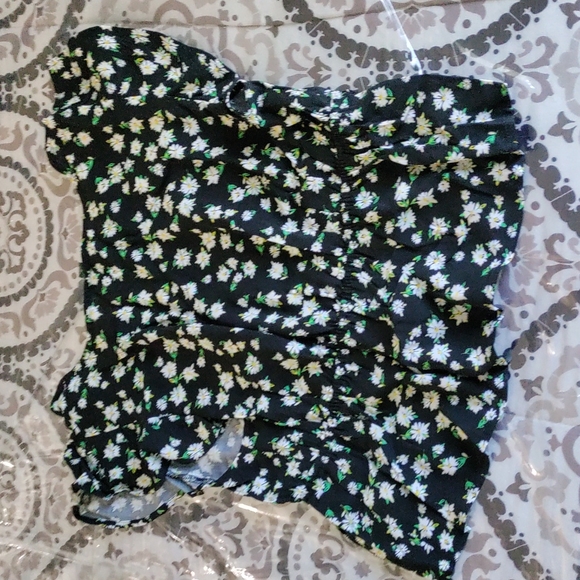 Open Buttoned Ruffly Blouse - Picture 3 of 3